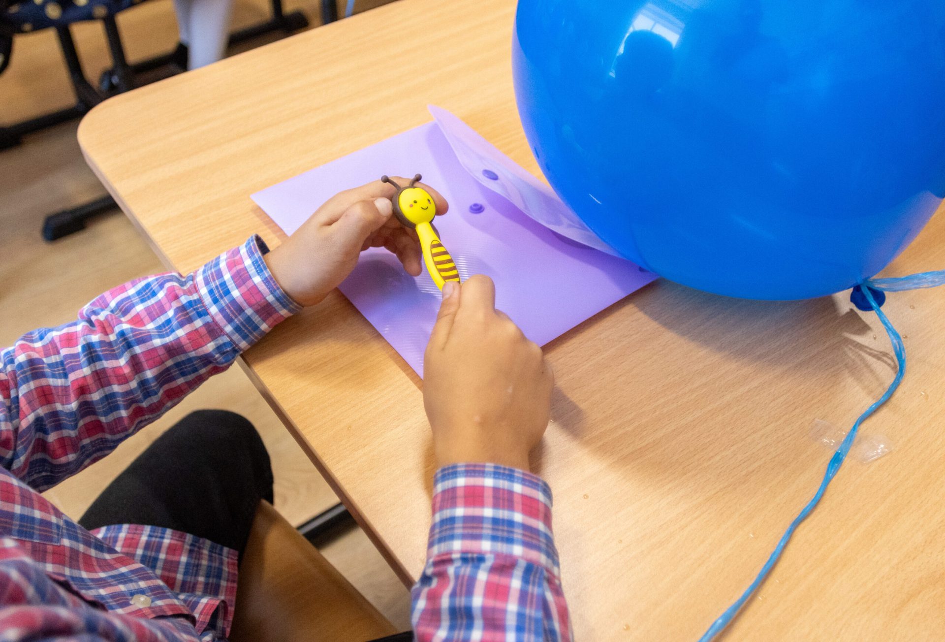 Elevii Școlii Gimnaziale „Mărțișor” din Sectorul 4 ar putea beneficia în curând de mese calde sau pachete alimentare, o inițiativă care a fost propusă și urmează să fie supusă votului în următoarea ședință a Consiliului Local