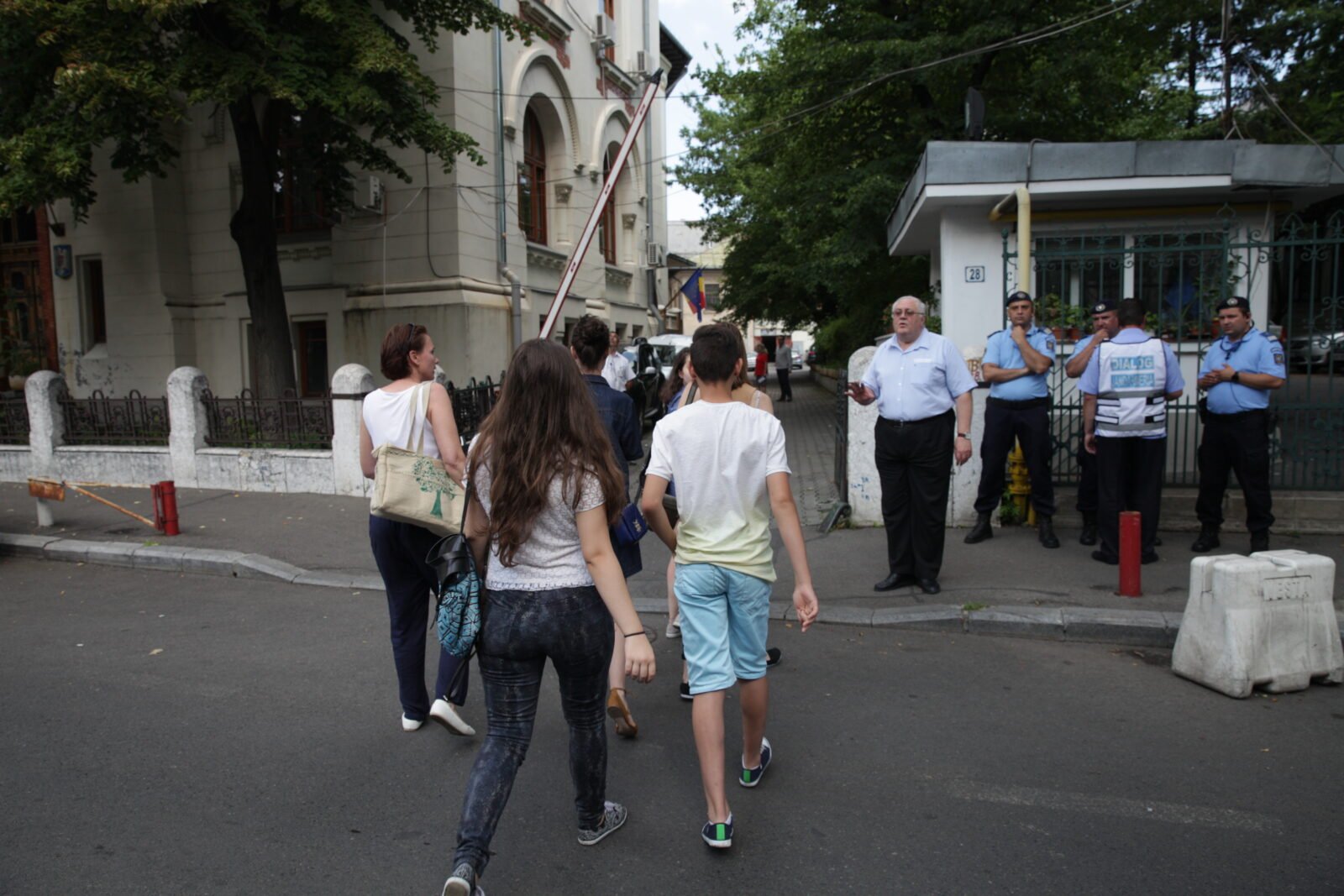 Simularea examenului de BAC, o experiență atât de necesară, încât unii elevi abia așteaptă să o trăiască Pentru mulți elevi de liceu, începutul săptămânii de simulare a examenului de Bacalaureat reprezintă o etapă esențială în pregătirea pentru momentele de maximum stres și concentrare