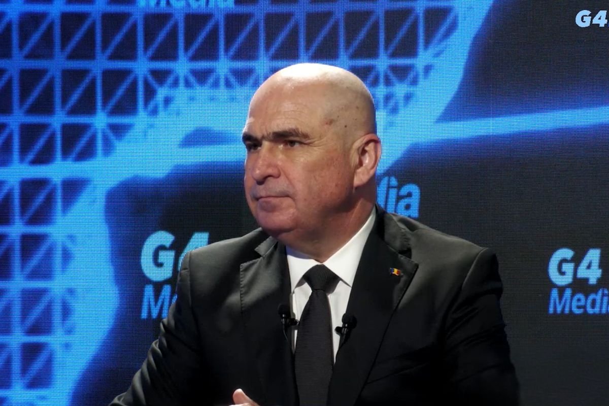 Premierul Ilie Bolojan a anunțat joi, într-un interviu pentru G4Media, că săptămâna viitoare guvernul va adopta un nou set de măsuri menite să tempereze scumpirea carburanților, în contextul tensiunilor internaționale și al creșterii costurilor la benzină și motorină