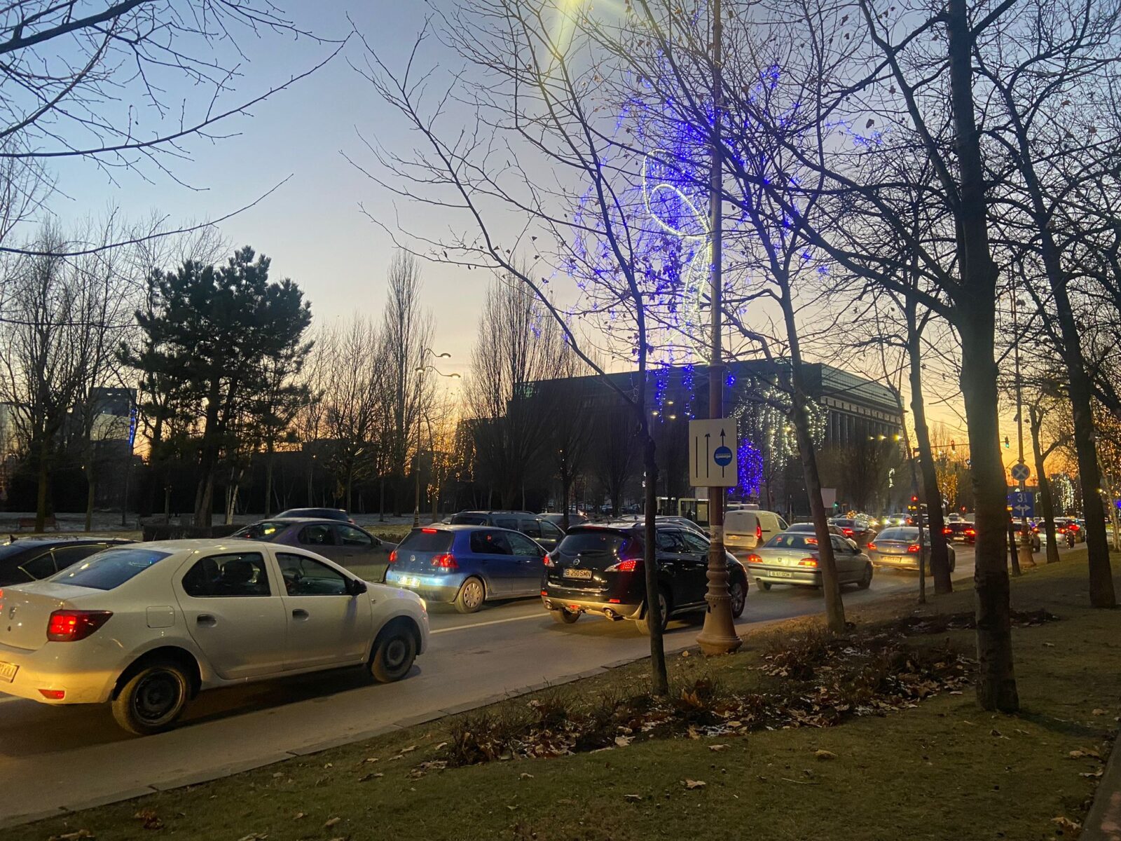 Deși în București sunt amenajate doar 26 de kilometri de benzi unice dedicate exclusive transportului în comun, șoferii din Capitală continuă să le utilizeze în mod abuziv, mai ales în orele de vârf