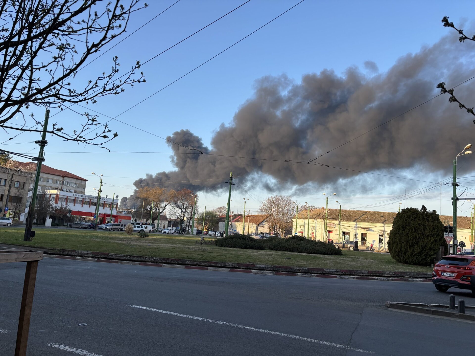 Un incendiu de amploare a avut loc miercuri după-amiază într-o zonă industrială de pe strada Drumul spre Zădăreni din Arad, afectând o societate comercială specializată în fabricarea de polistiren