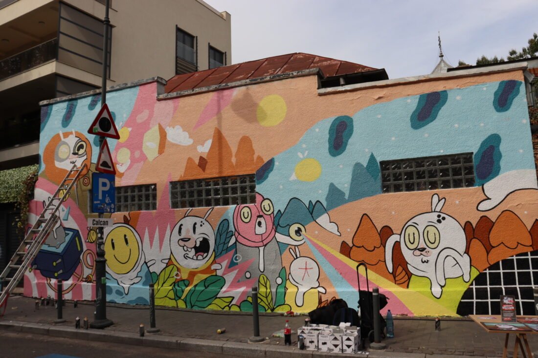 Primarul Capitalei, Ciprian Ciucu, a declanșat o adevărată bătălie împotriva graffiti-ului, catalogând desenele pe pereți drept o „boală” a orașului și lansând oficial „războiul graffiti”