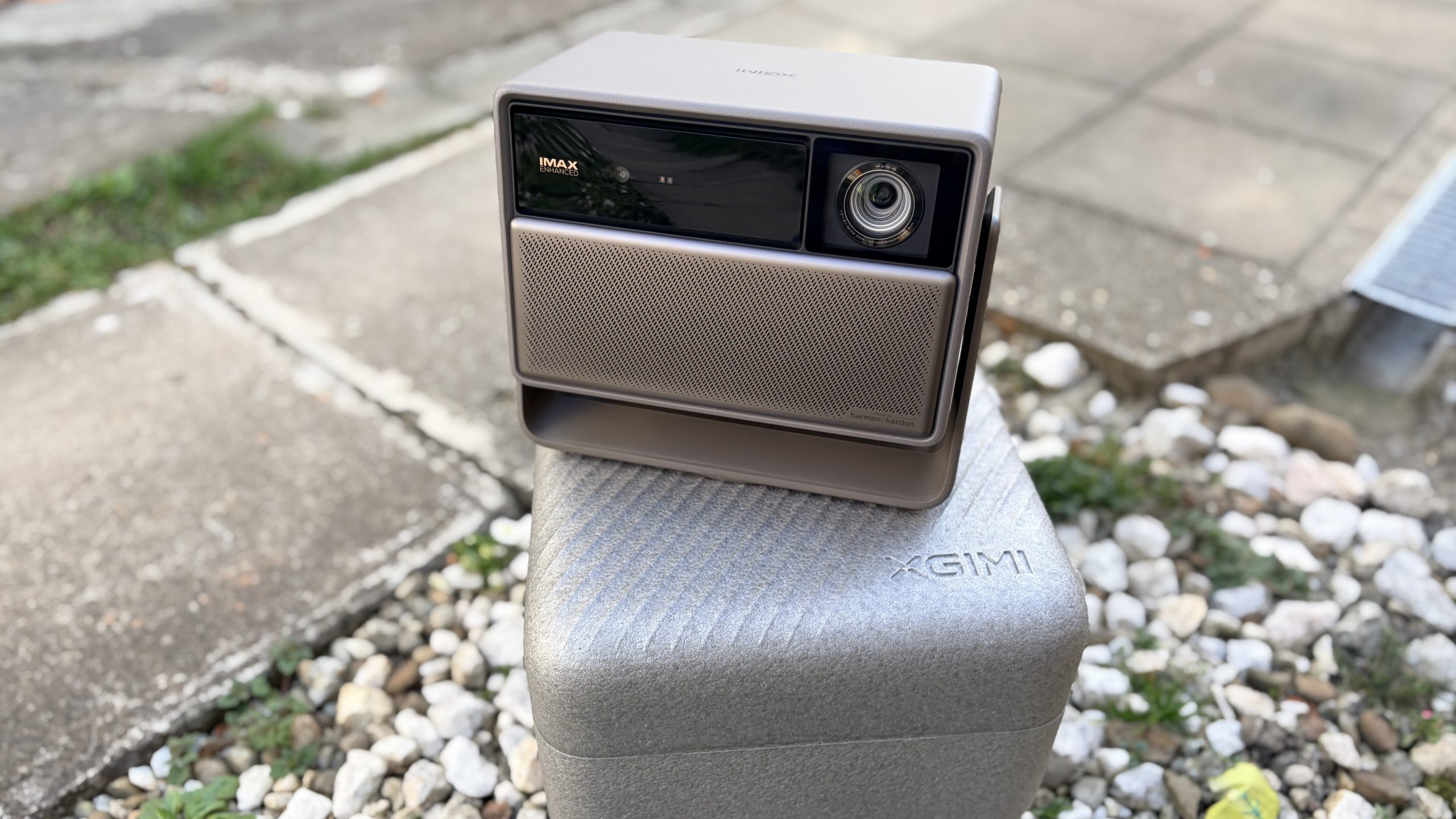 Proiectorul XGIMI Horizon 20 redefineste complet conceptul de divertisment casnic, combinând calitatea superioară a imaginii cu experiența audio și funcționalitatea smart, toate într-un design compact și flexibil