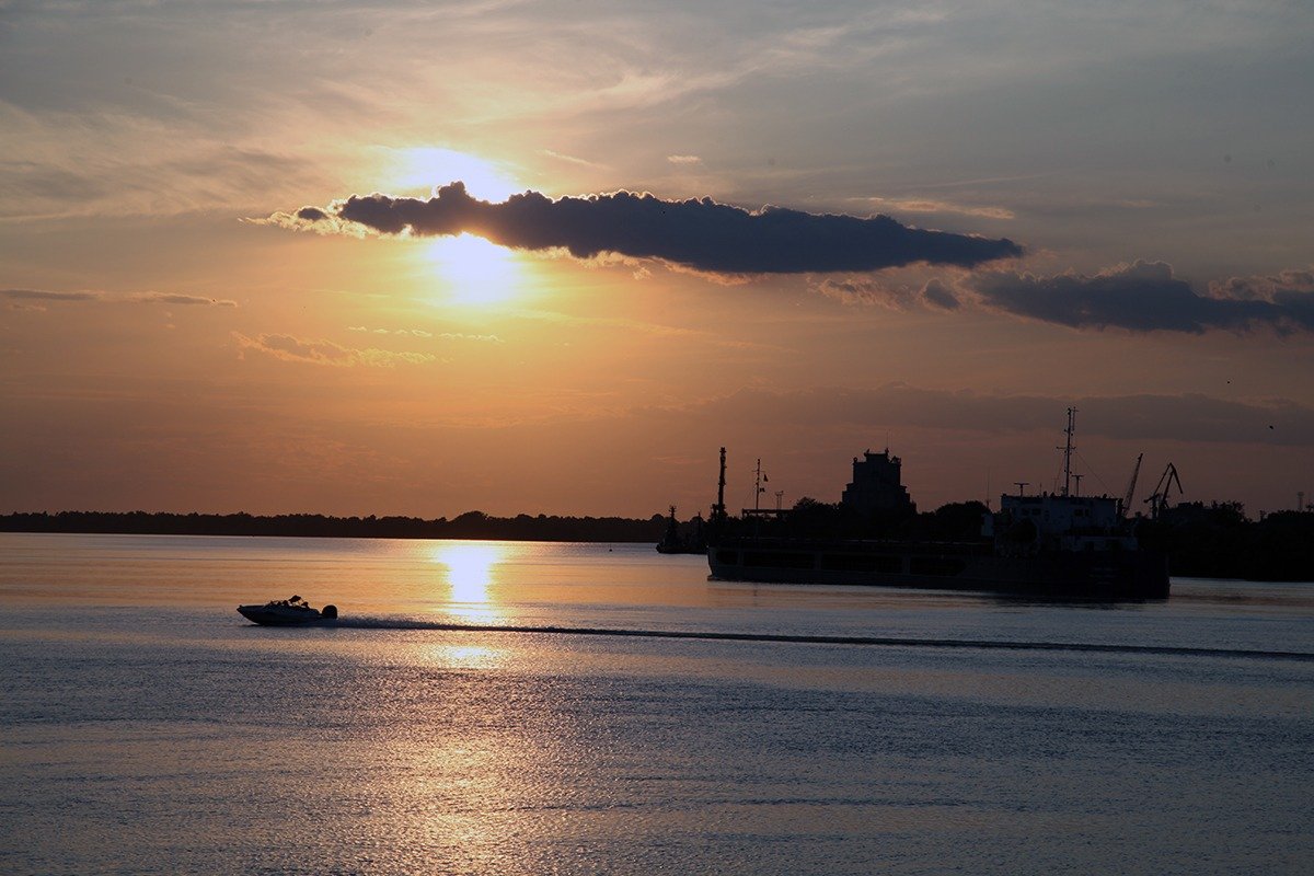 Aproximativ 1.600 de litri de combustibil, depozitați în opt butoaie, au fost recuperați din apele fluviului Dunărea, în urma unei intervenții rapide și coordonate a jandarmilor din zona Cernavodă – Seimeni