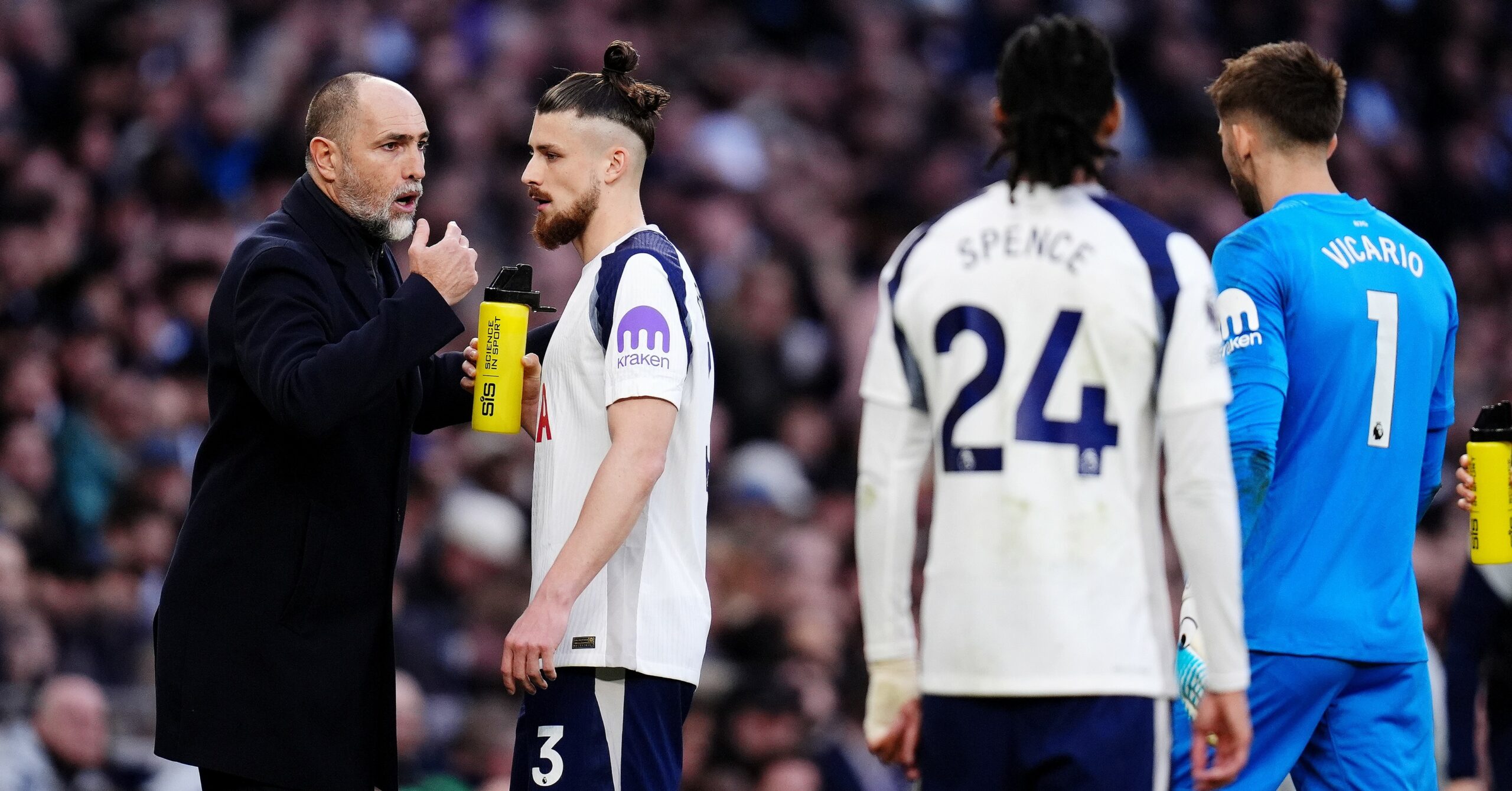 Radu Drăgușin, prezent la stadion în ciuda absenței din lotul Tottenham pentru meciul cu Crystal Palace Fundașul român Radu Drăgușin s-a aflat recent în centrul atenției după ce a fost surprins în tribunele Wembley, în timpul partidei dintre Tottenham și Crystal Palace, deși nu a fost inclus în lotul echipei pentru acest meci