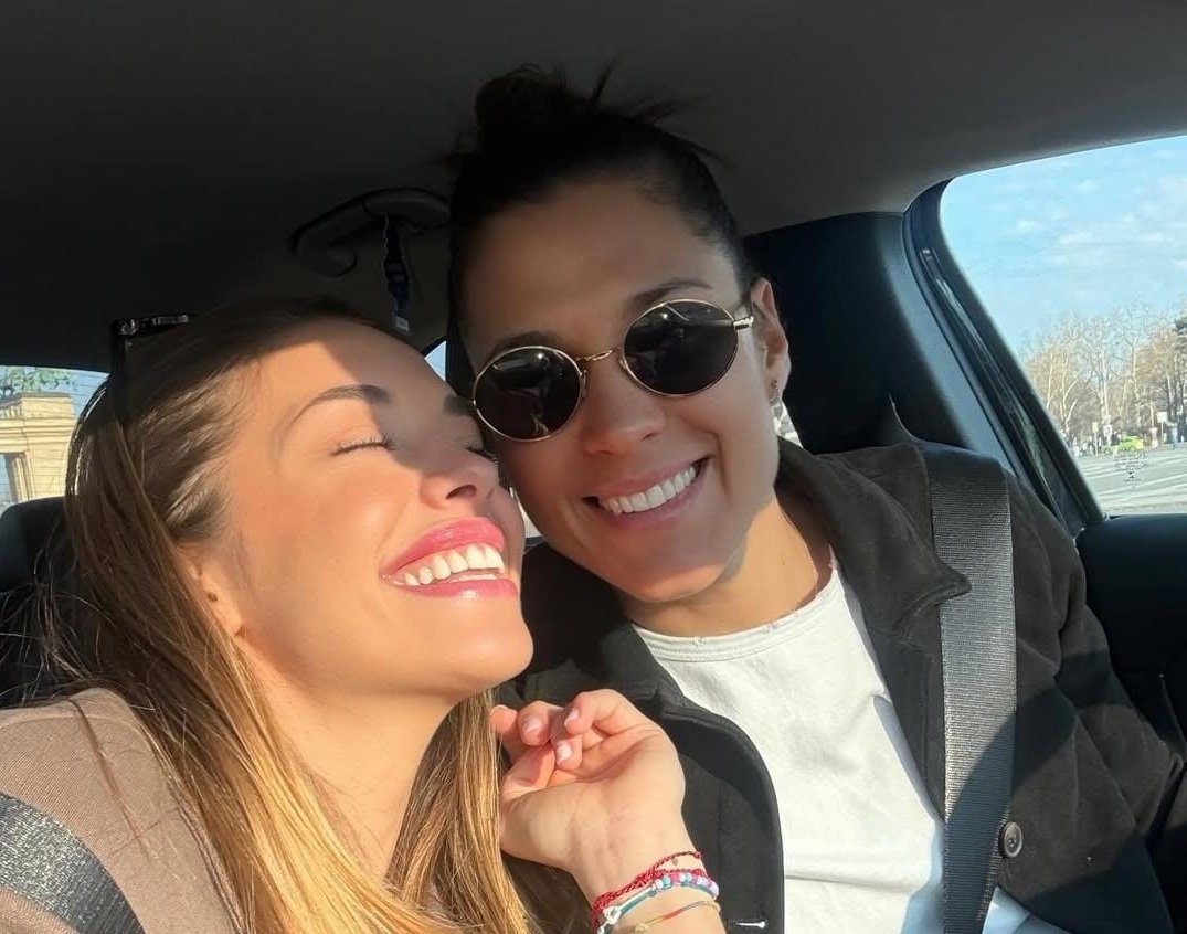 O poveste de dragoste în lumea handbalului: două jucătoare de top își împărtășesc sentimentele fără rezerve Într-un peisaj al sportului românesc și european, adesea marcat de rivalități și competiție acerbă, o relație de dragoste între două dintre cele mai valoroase sportive de pe teren iese în evidență