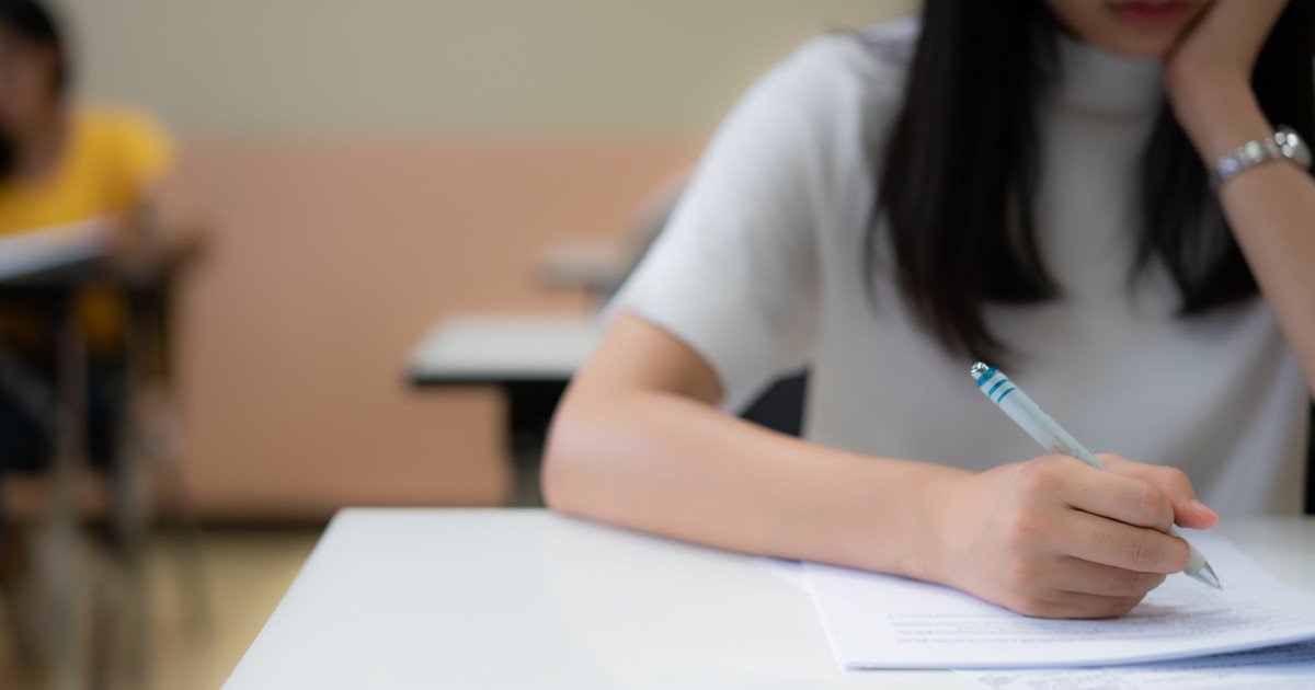 Elevii de clasele a XII-a și a XIII-a, înscriși la formele de învățământ seral sau cu frecvență redusă, au început luni simularea Bacalaureatului 2026 prin susținerea probei scrise la limba și literatura română