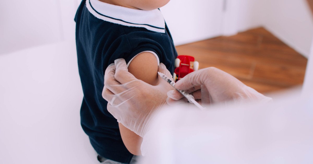 Rata de vaccinare în România a înregistrat o scădere alarmantă în ultimii ani, o tendință care se adâncește pe fondul proliferării dezinformării medicale pe rețelele de socializare