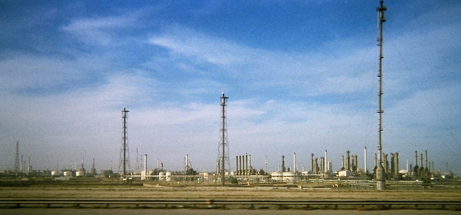Kuwaitul își suspendă temporar producția petrolieră în condiții de criză Kuwait Petroleum Corporation (KPC), compania națională de petrol a Emiratului, a anunțat decizia de a suspenda temporar operațiunile de extracție și rafinare a petrolului