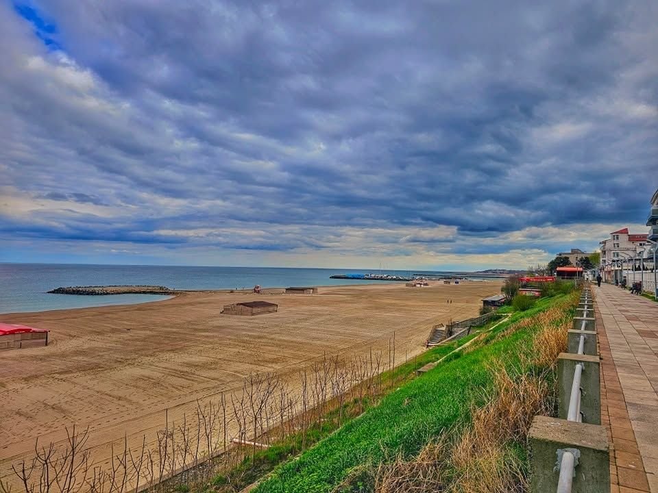 Criza legislativă privind gestionarea plajelor de la litoralul românesc incidă din nou asupra autorităților și a legalității proiectelor de dezvoltare Controversele legate de modul de administrare și utilizare a plajelor de la Marea Neagră revin în centrul dezbaterilor din cauza recentului demers al Președintelui României, care a sesizat Curtea Constituțională asupra unei modificări legislative controversate