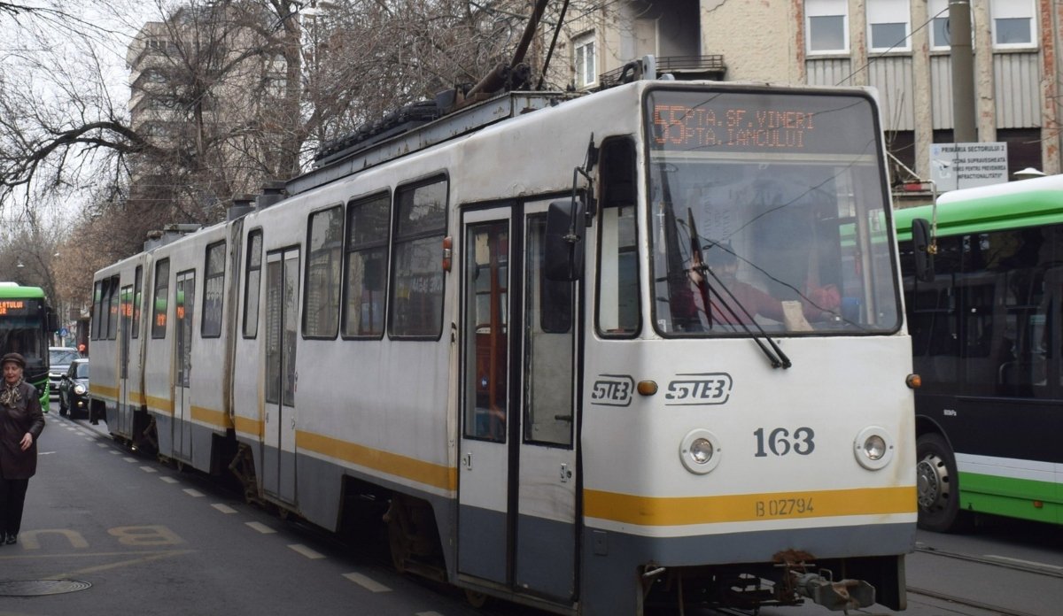 Din startul săptămânii viitoare, transportul public din București va suferi schimbări semnificative, pe măsura demarării unui amplu proiect de reabilitare a infrastructurii tramvaielor de pe strada Traian
