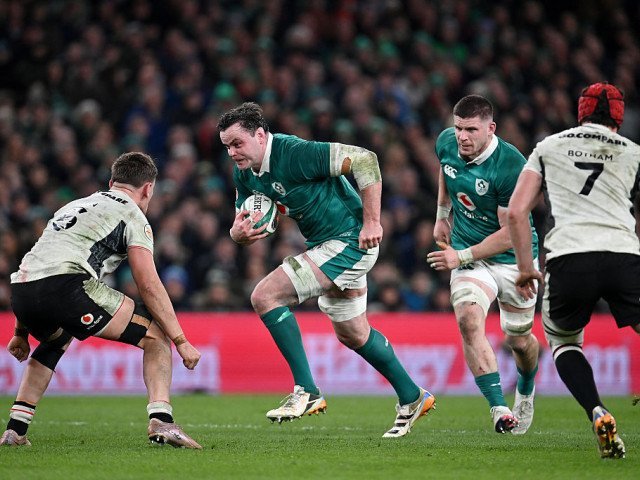 Irlanda a reușit să-și păstreze invincibilitatea în Campionatul celor Șase Națiuni, învingând 27-17 Țara Galilor într-un meci plin de tensiune și răsuciri dramatice, disputat sâmbătă în Dublin
