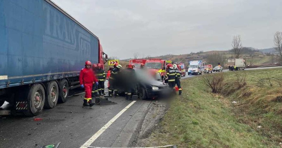Accident grav în județul Cluj: cinci persoane și-au pierdut viața într-un impact devastator O tragedie a avut loc luni dimineață în zona localității Sânpaul, județul Cluj, după ce un accident rutier extrem de grav a rupt rutina zilei