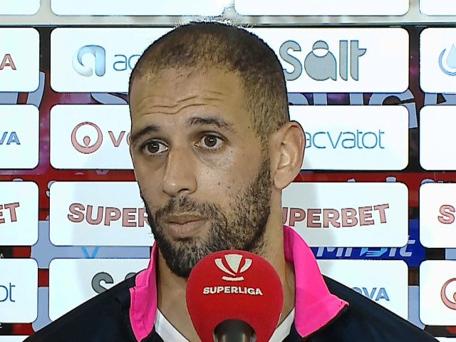 Căzut în dizgrație la CFR Cluj, atacantul Islam Slimani reacționează cu fermitate la zvonurile despre situația sa din echipă După o serie de zvonuri care au circulat în ultimele zile, legate de posibila plecare sau chiar de o stare de indecizie în privința statutului său în lotul CFR Cluj, Islam Slimani a ieșit în față pentru a clarifica poziția sa