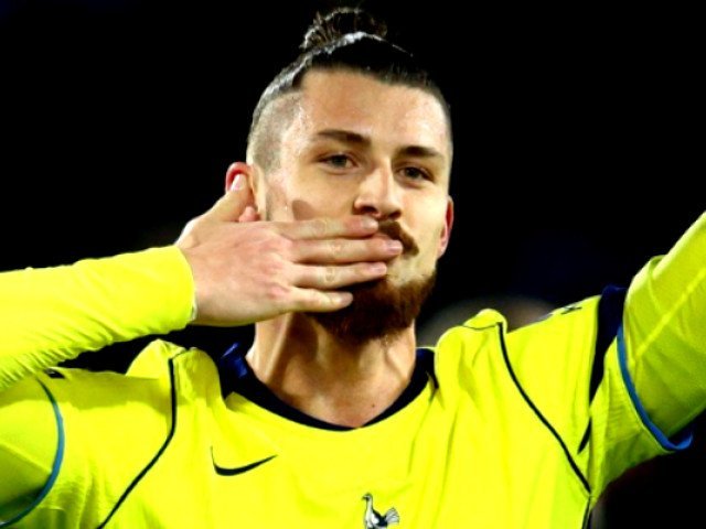 Transfer spectaculos în Premier League: Tottenham a plătit 25 de milioane de euro pentru Radu Drăgușin, dar decizia de împrumut rămâne în aer Tottenham Hotspur a făcut un pas major pe piața transferurilor internaționale, plătind 25 de milioane de euro pentru a-l aduce în iarnă pe Radu Drăgușin, tânărul jucător român de la Genoa