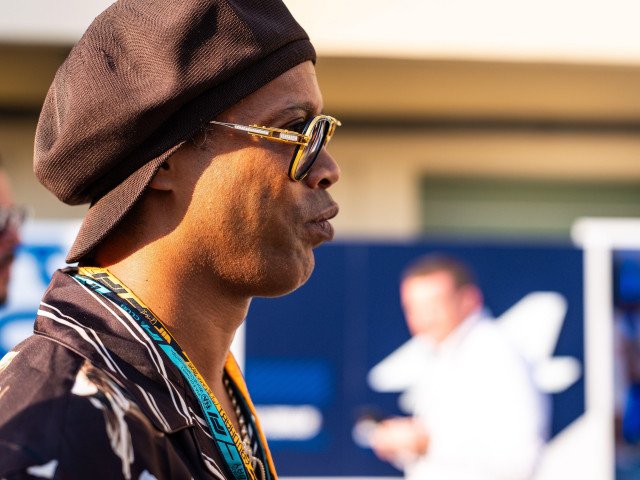 În ultimii ani, Ronaldinho a fost adesea sub lupa presei internaționale din cauza situației sale financiare delicate, iar ultimele evenimente din România adaugă un nou capitol în această poveste aproape legendară despre succes și declin