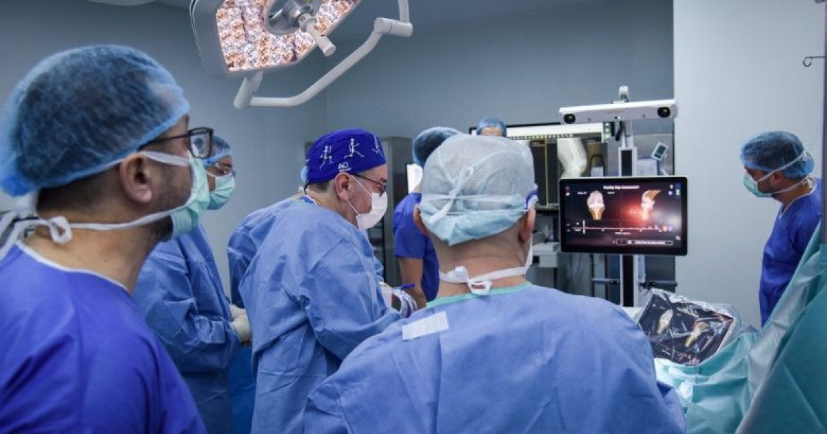 Zilnic, din cauza unor afecțiuni degenerative ale articulațiilor, milioane de persoane îmbătrânite se confruntă cu limitări serioase ale mobilității, iar una dintre cele mai frecvente probleme în această categorie este gonartroza – degenerarea articulară a genunchiului care afectează sever calitatea vieții