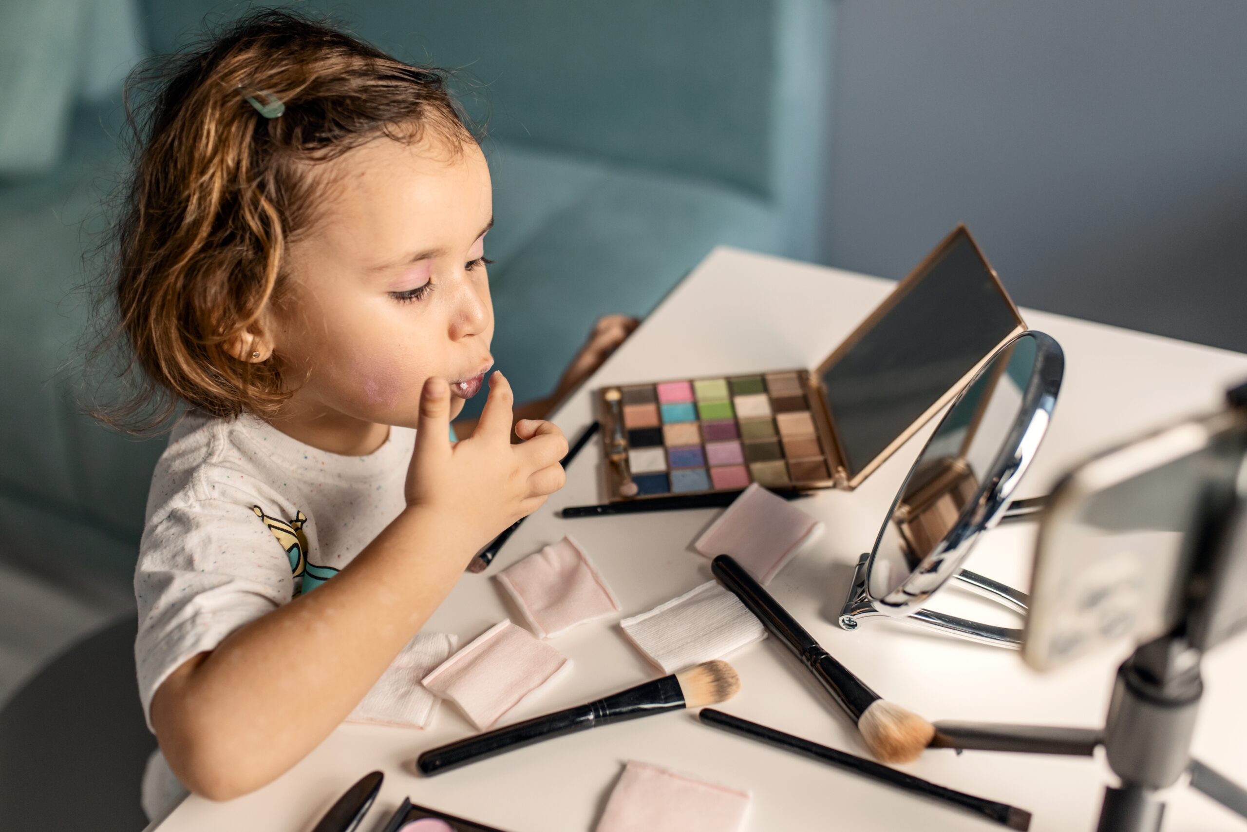 Machiajul la copii: opinia părinților și a specialiștilor