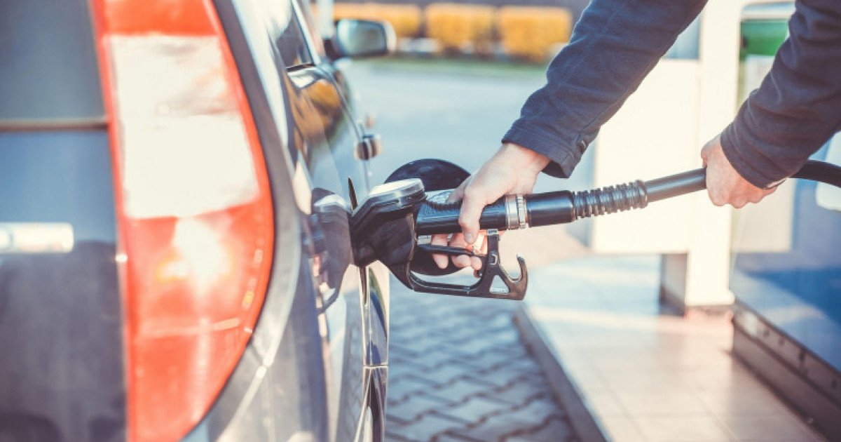 Guvernul României analizează în aceste zile o serie de măsuri menite să temperze creșterea prețurilor la carburanți, într-un context economic tensionat generat de fluctuațiile de pe piața energetică internațională