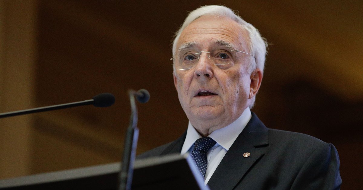 Banca Națională a României avertizează asupra unei campanii de dezinformare cu conținut deepfake implicând guvernatorul Mugur Isărescu Banca Națională a României (BNR) a emis, vineri, un comunicat oficial prin care semnalează apariția unei serii de postări video în mediul online, ce utilizează tehnologii avansate de deepfake pentru a distribui informații false despre guvernatorul Mugur Isărescu