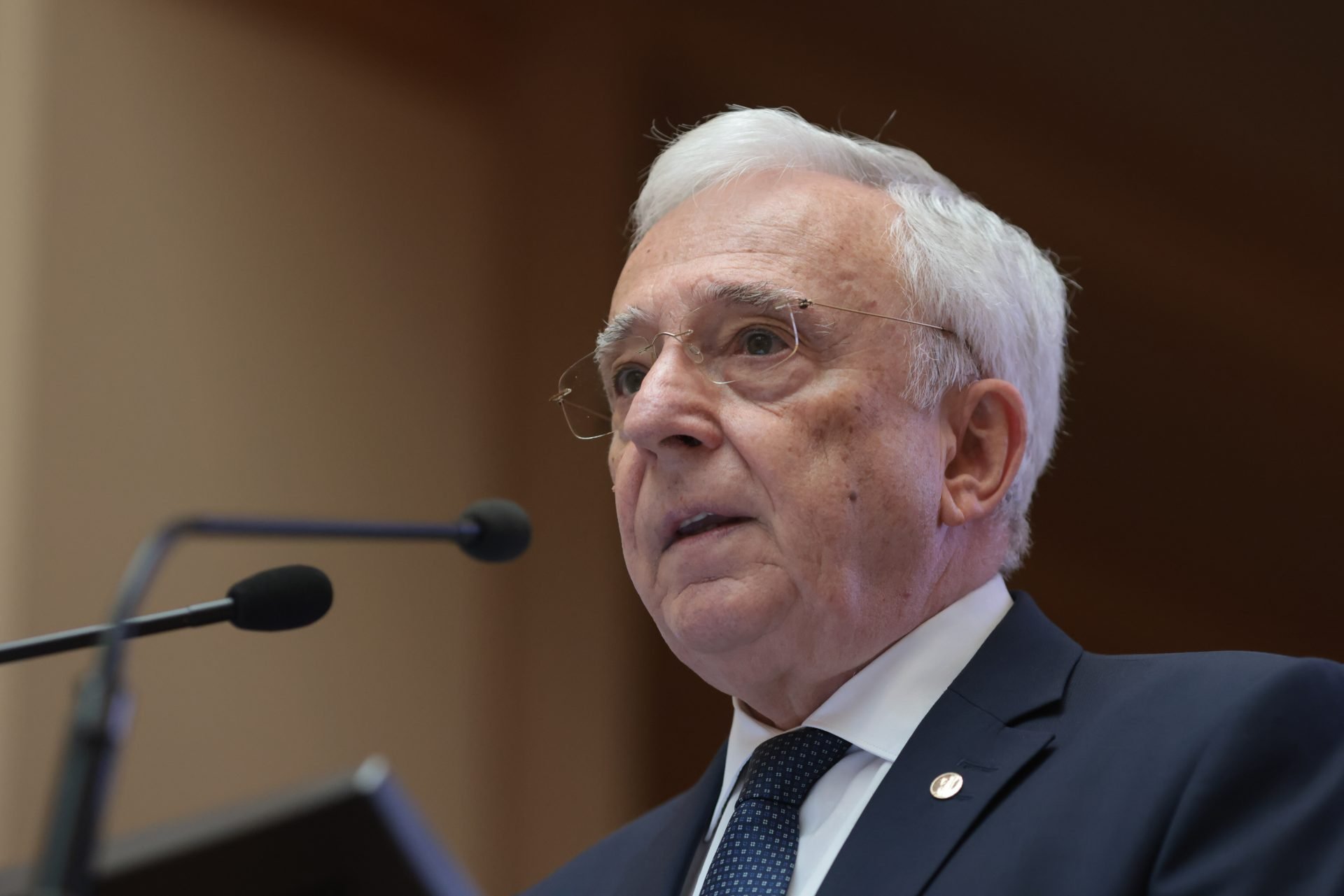 Mugur Isărescu, la conferința The Economist: Echilibrul delicat între politicile monetare și fiscale într-un context global incert Guvernatorul Băncii Naționale a României, Mugur Isărescu, a tras un semnal de alarmă cu privire la provocările majore cu care se confrontă economiile mondiale și naționale în cadrul conferinței The Economist, desfășurată la București între 30 martie și 1 aprilie