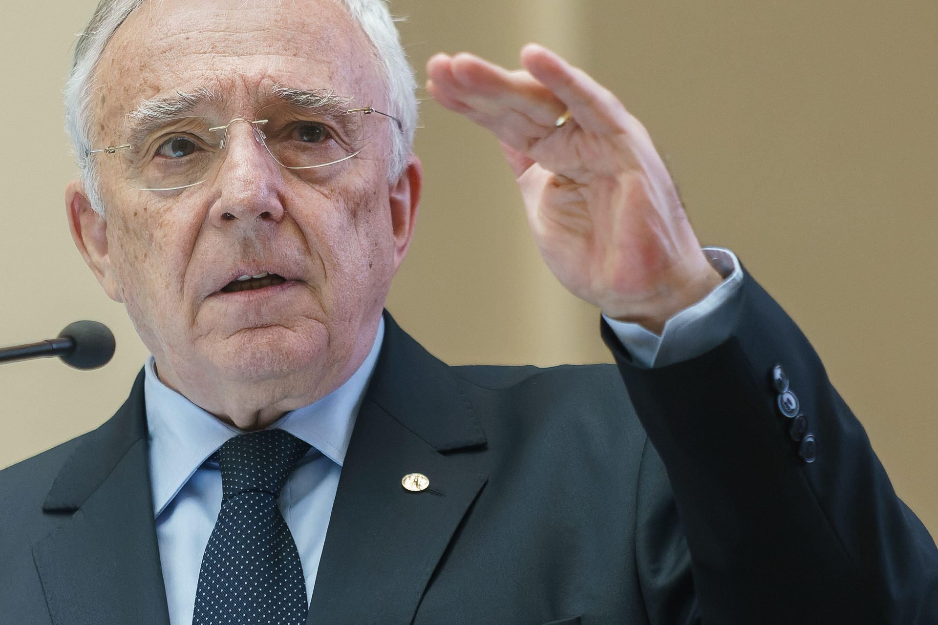 Mugur Isărescu avertizează asupra vulnerabilităților financiare ale României și subliniază necesitatea măsurilor viitoare Guvernatorul Băncii Naționale a României, Mugur Isărescu, a tras un semnal de alarmă cu privire la situația economică a țării noastre în cadrul conferinței The Economist, desfășurată luni la București