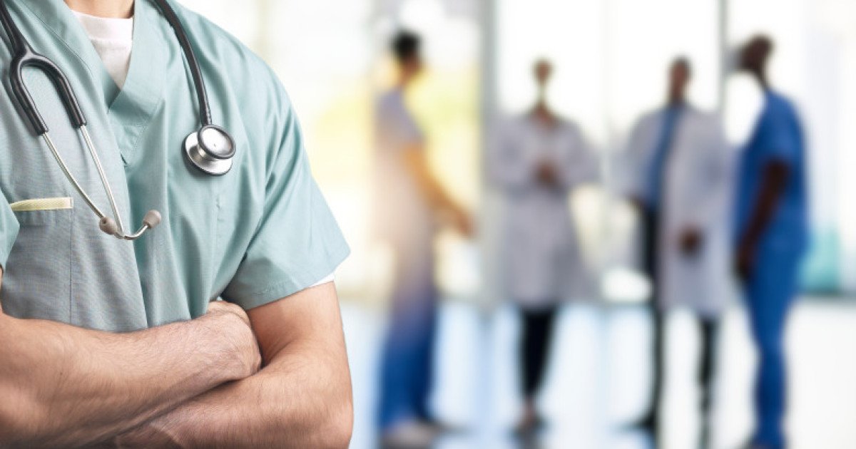 Cadrele medicale ar putea fi protejate mai bine de agresiuni: inițiativă legislativă pentru înăsprirea pedepselor în caz de ultraj Un proiect de lege propus recent în Parlament vizează extinderea protecției penale pentru angajații din domeniul sănătății, urmând exemplul forțelor de ordine și militării