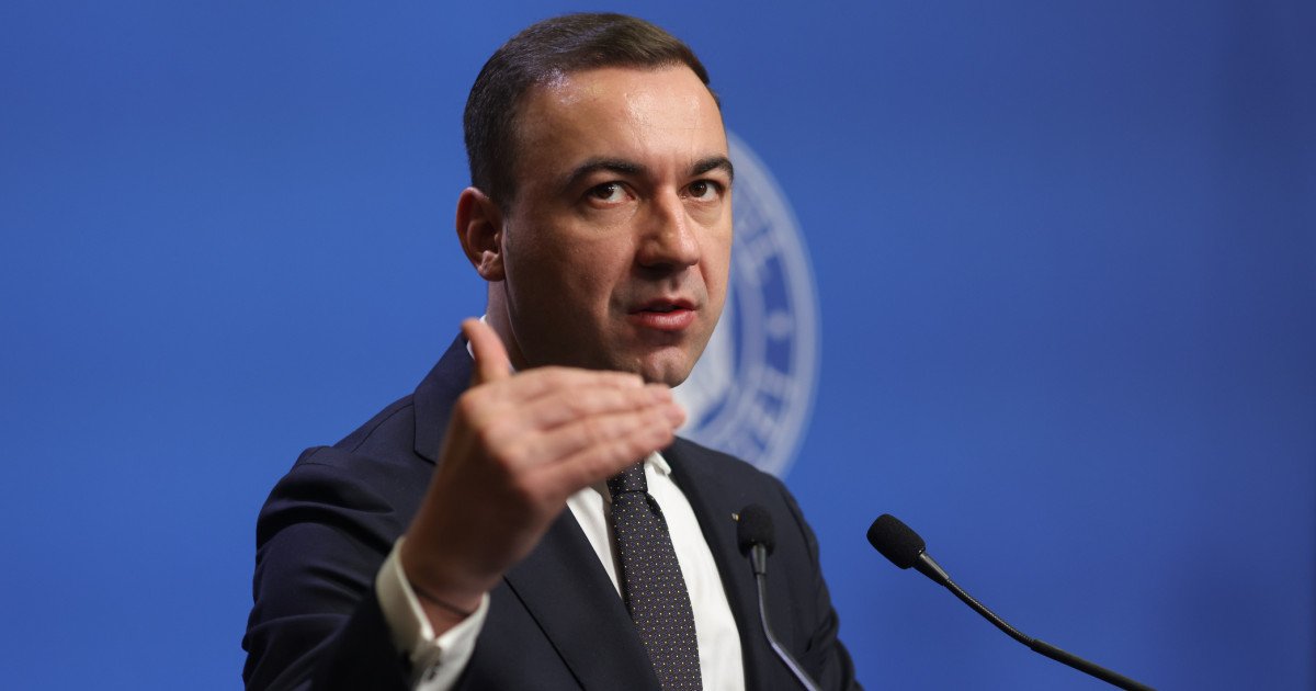 Scumpirile la pompă se accentuează în contextul conflictului din Orientul Mijlociu: prețul benzinei și motorinei a crescut cu aproape 25 de bani pe litru în doar două zile Într-o perioadă în care tensiunile geopolitice din Orientul Mijlociu reconfigurază peisajul economic global, efectele acestora se resimt direct asupra buzunarelor românilor