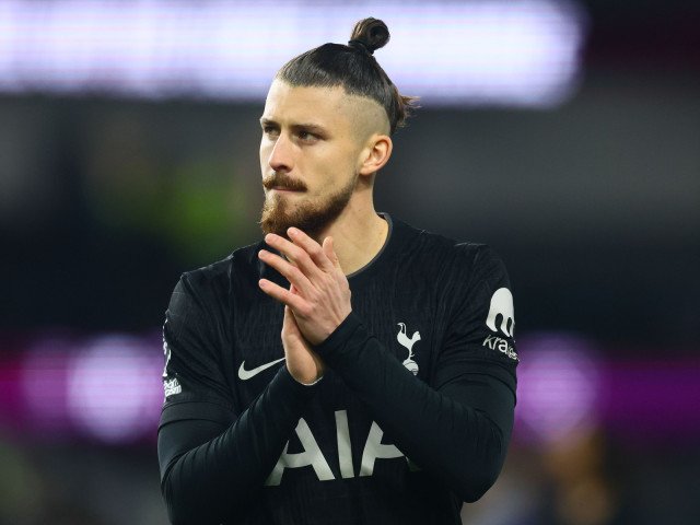 Barcelona poate sprijini transferul lui Radu Drăgușin