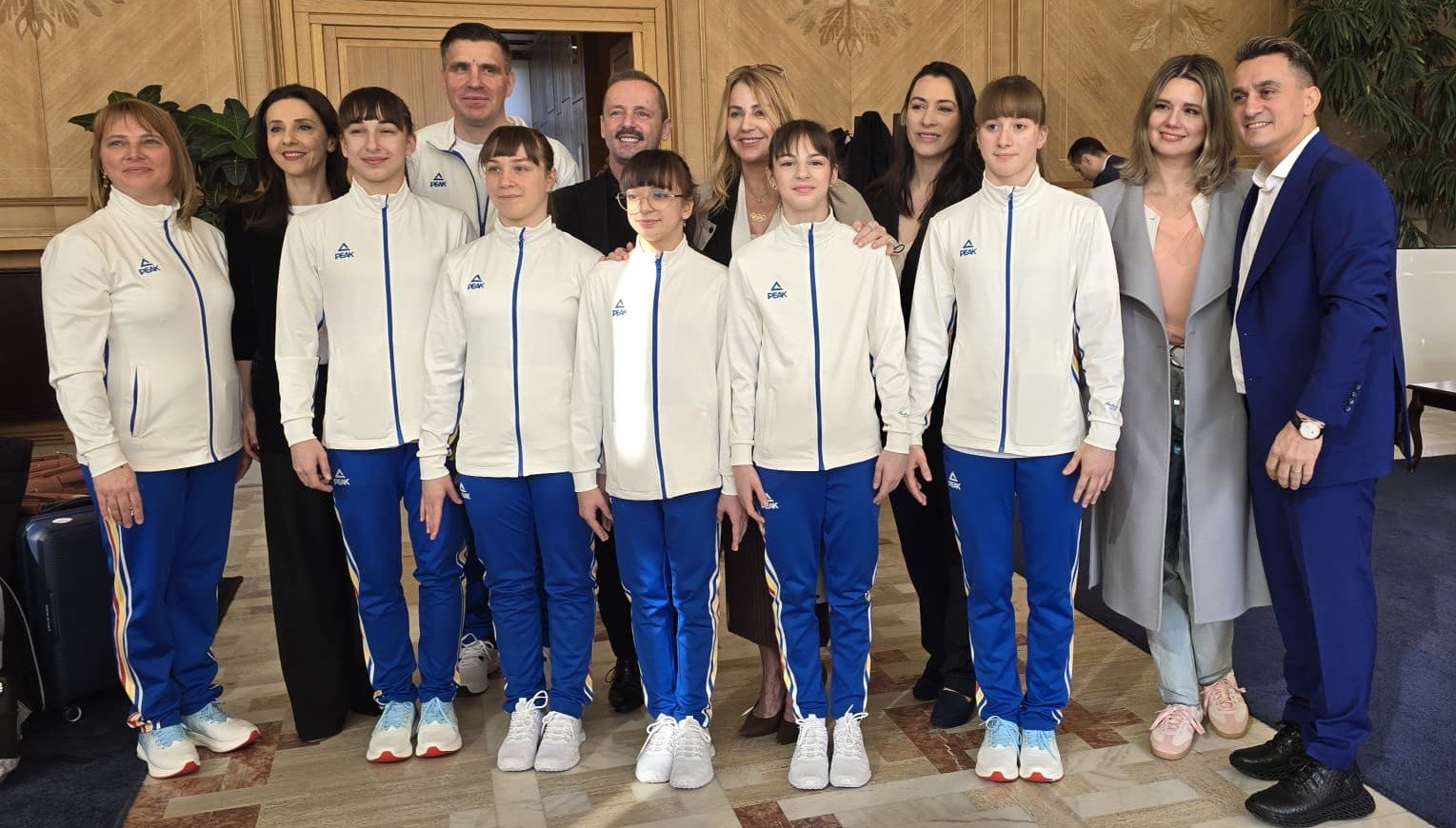 Nadia Comăneci adusă la Bruxelles pentru celebrarea a 50 de ani de la nota perfectă de la Montreal Nadia Comăneci, legendara gimnastă română, a fost luni dimineață însoțită de o delegație din Onești spre Bruxelles, pentru un eveniment marcant dedicat împlinirii a jumătate de secol de la celebra sa notă 10 de la Jocurile Olimpice din Montreal