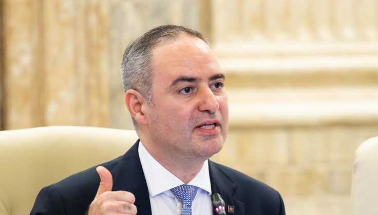 Ministrul Finanțelor, Alexandru Nazare, implicat într-un accident rutier minor în Capitală Un incident rutier minor l-a plasat în centrul atenției pe ministrul Finanțelor, Alexandru Nazare, eveniment petrecut sâmbătă în Sectorul 1 al Capitalei