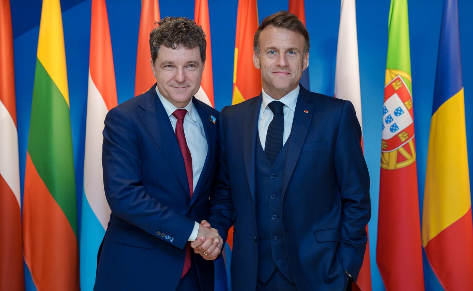 Nicușor Dan evită răspunsuri clare privind poziția României față de extinderea protecției nucleare a Franței Primarul general al Capitalei, Nicușor Dan, a evitat joi să ofere un răspuns concret la întrebările legate de reacția României față de inițiativa Franței de extindere a protecției sale nucleare către alte state