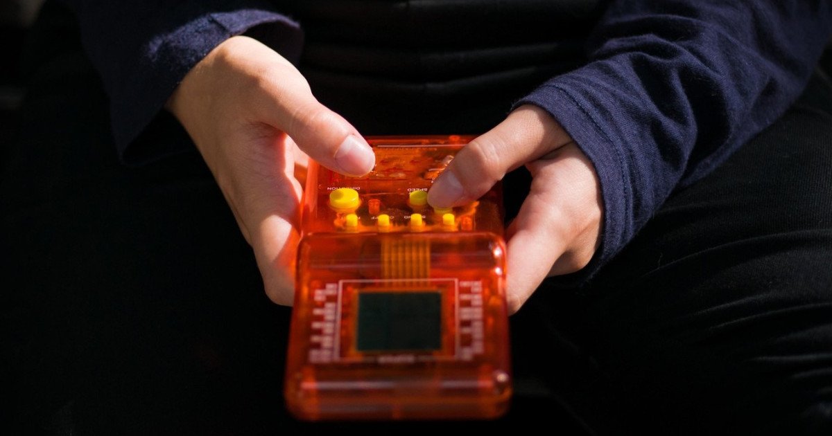 Jocul Tetris, o revelație în tratarea traumei: estudii promițătoare revoluționează terapia PTSD Un nou studiu realizat de cercetători suedezi aduce în prim-plan o metodă surprinzătoare de a combate amintirile intruzive și simptomele tulburării de stres post-traumatic