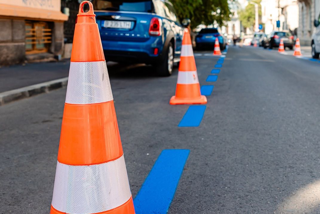 Bucureștiul își pregătește noi locuri de parcare și strangulează afacerile ilegale cu parcagii Primăria Capitalei a anunțat că va crea 100 de noi locuri de parcare cu plată în zona centrală, o inițiativă menită să reducă stresul șoferilor și să dezvolte infrastructura urbană
