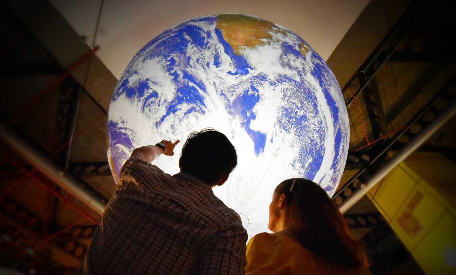 Nucleul interior al Pământului, într-o mișcare neașteptată: ceea ce ascund adâncurile planetei Cercetările recente au revelat o realitate surprinzătoare: nucleul intern al Pământului nu este un bloc inert, complet izolat de restul interiorului, așa cum mulți își imaginaseră anterior