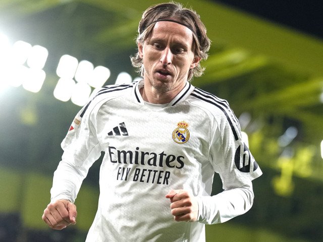 Luka Modric, o posibilă revenire la Real Madrid? Discuțiile devin intense pe piața transferurilor După retragerea din naționala Croației și o perioadă de semne de întrebare legate de viitorul său în club, Luka Modric reiterează interesul de a rămâne activ în fotbalul profesionist, cu o posibilă revenire pe Santiago Bernabéu