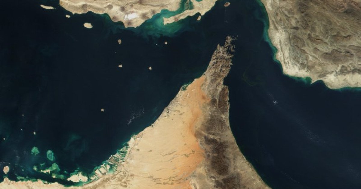 Tensiunile cresc în Orientul Mijlociu, iar riscurile care planează asupra strâmtorii Ormuz amenință stabilitatea aprovizionării globale cu ţiţei Destabilizarea regiunii orientale și creșterea riscului de blocaj în strâmtoarea Ormuz, una dintre cele mai importante porți de acces pentru petrolul mondial, plasează economia globală într-un pericol major