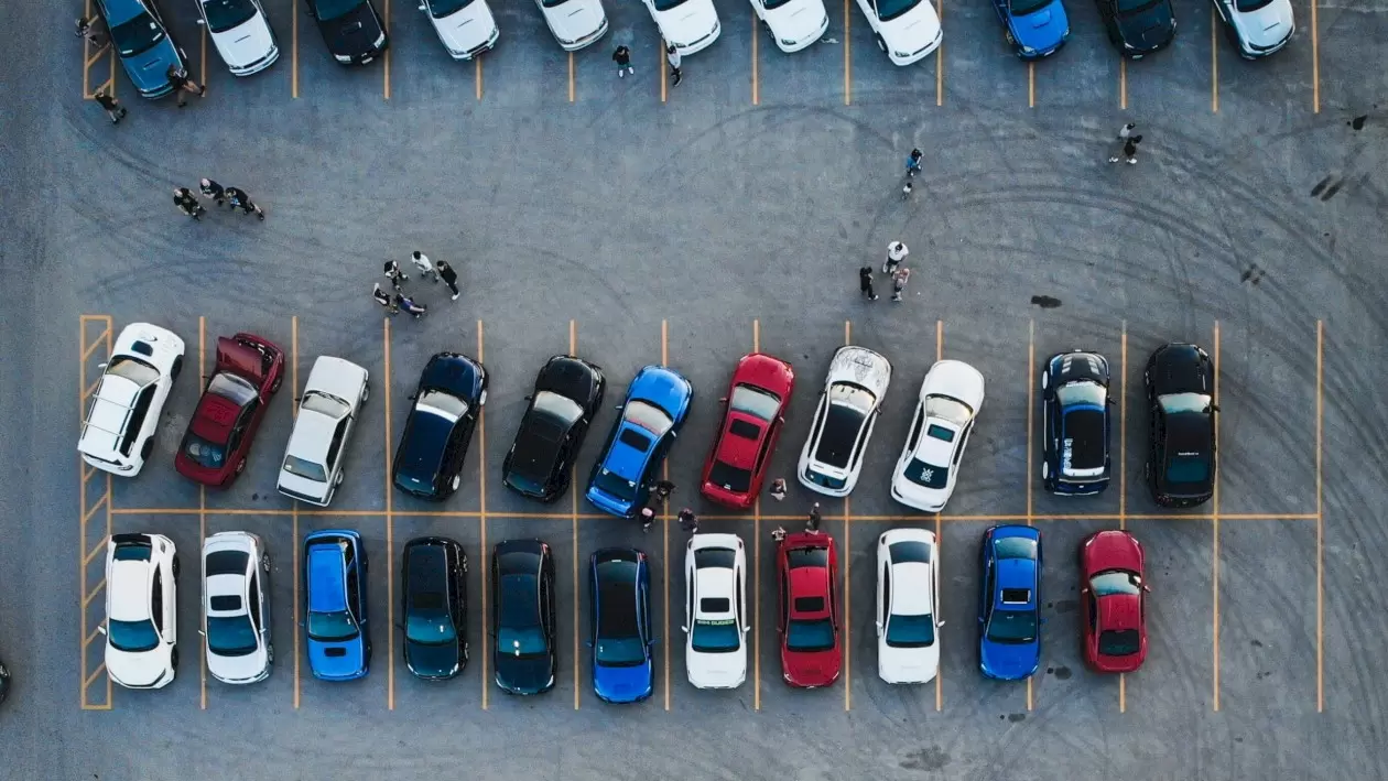 Primăria Capitalei intenționează să renunțe la beneficiul parcării gratuite pentru angajații din mass-media, o măsură care marchează sfârșitul unui fenomen de aproape trei decenii