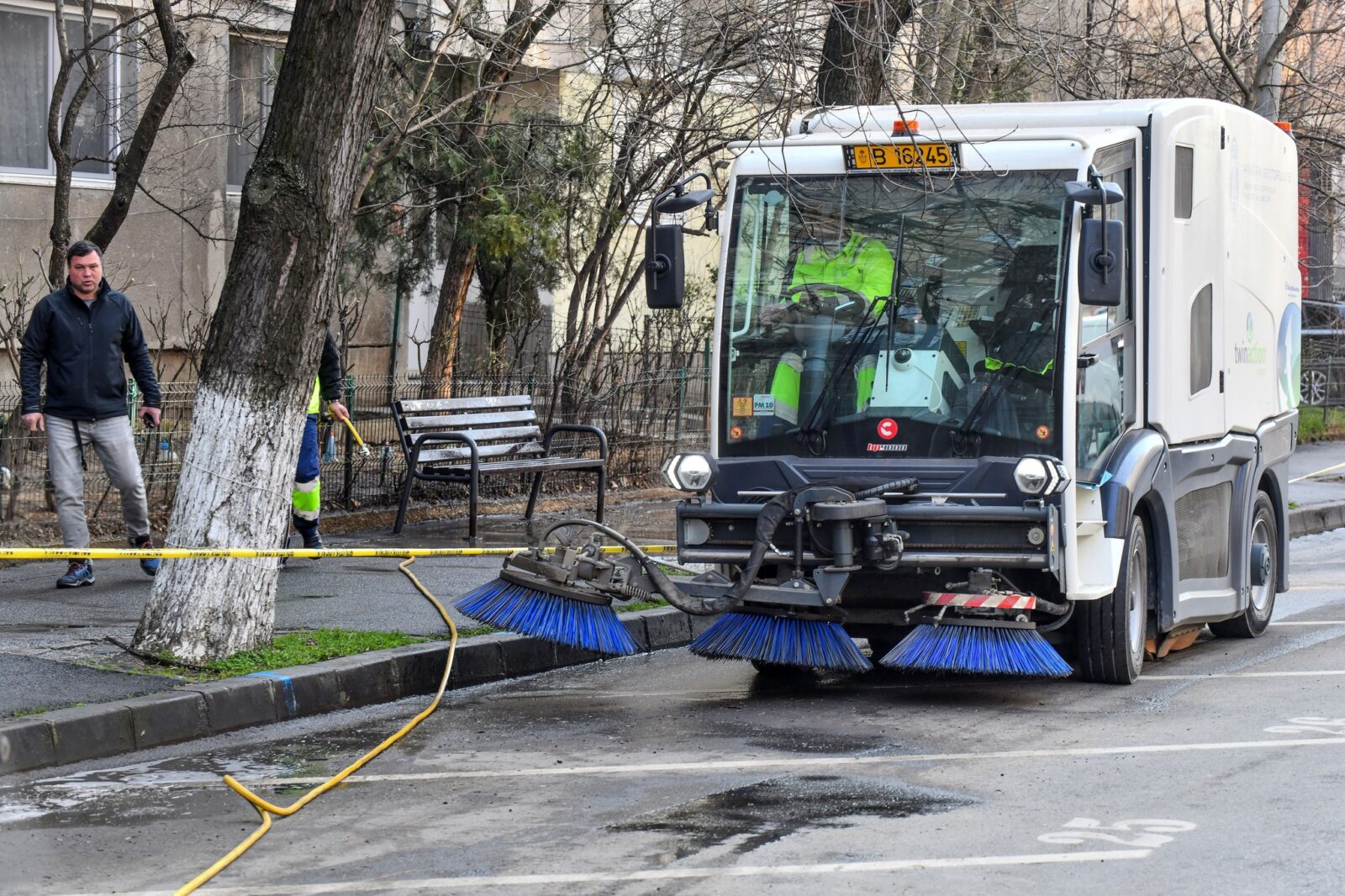 Primăvara aduce nu doar renaștere în natură, ci și o amplă campanie de curățenie în Sectorul 6 al Capitalei, menită să transforme arterele principale și zonele adiacente într-un spațiu mai sigur și mai plăcut pentru locuitori