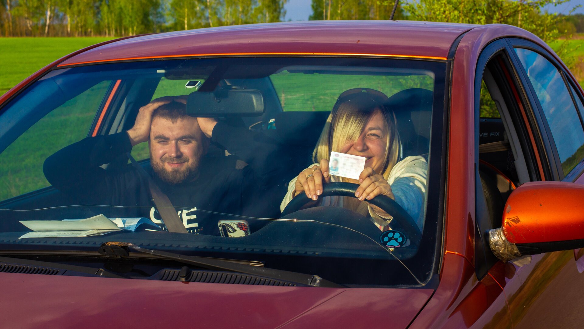 Titi Aur: Tinerii de 16 ani nu ar trebui să conducă în România, din cauza nivelului scăzut de educație rutieră Într-o discuție pasionată despre siguranța rutieră și responsabilitatea tinerilor șoferi, fostul campion de raliuri și expert în conducere defensivă, Titi Aur, atrage atenția asupra momentului în care tinerii de 16 ani pot obține permisul de conducere în România