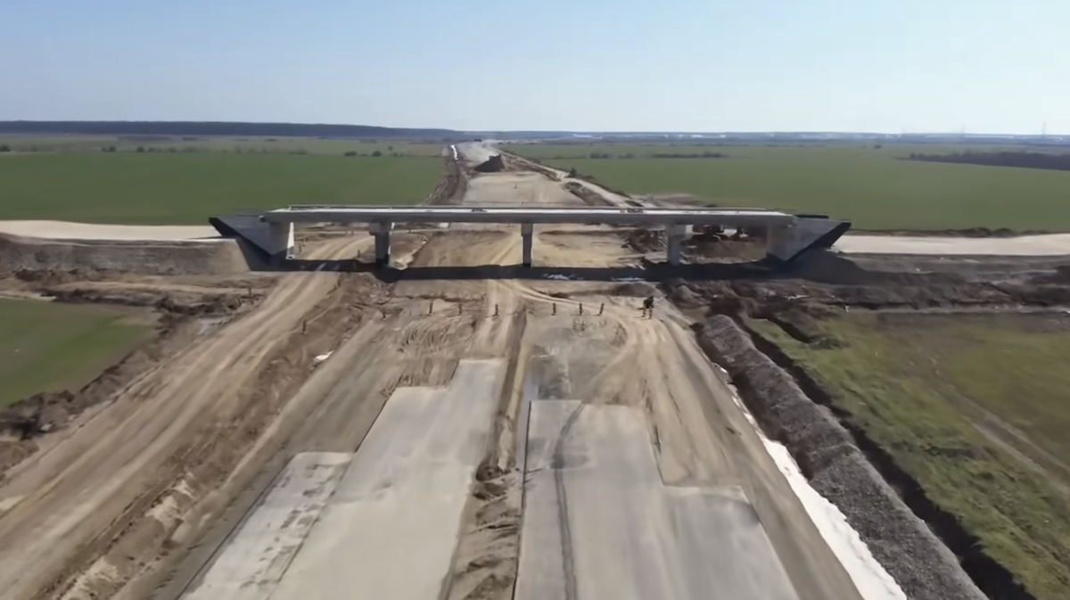 Progres slab pe șantierul autostrăzii A0 Nord, iar finalizarea lotului 3 întâmpină obstacole majore Deși autostrada A0 Nord, cea care înconjoară Bucureștiul și acoperă o zonă strategică pentru traficul din capitală și către zonele de nord ale țării, a ajuns deja la o rată de progres fizic de 80% pe lotul 3, situația de pe teren nu se reflectă în cifrele optime