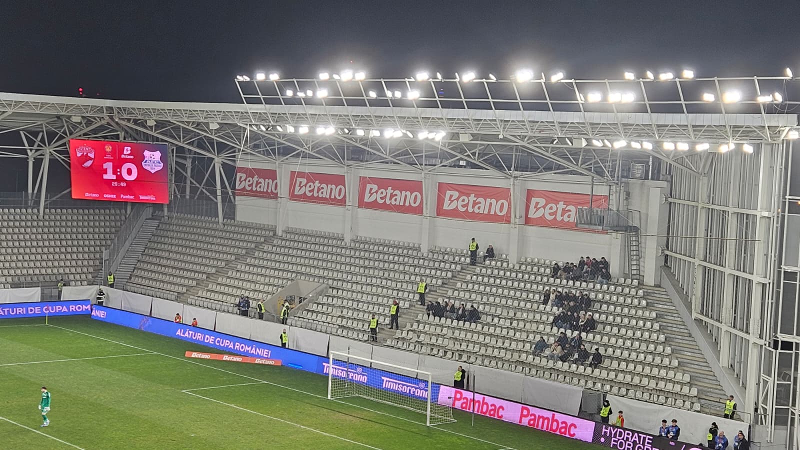 Protestul ultrașilor dinamoviști zguduie scena fotbalului românesc, după ce meciul din Cupa României dintre Dinamo și Metalul Buzău s-a soldat cu tensiuni și schimbări neașteptate pe stadionul „Arcul de Triumf”