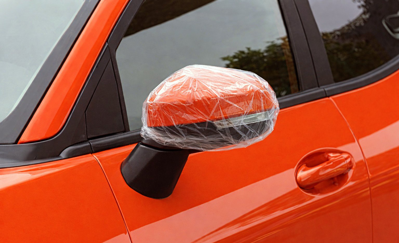 Pe măsură ce sezonul de reproducere al păsărilor se intensifică, un fenomen neobișnuit devine tot mai frecvent în parcările din orașele și zonele rurale: păsările atacă oglinda laterală a mașinii, confundând reflexia acesteia cu un rival teritorial