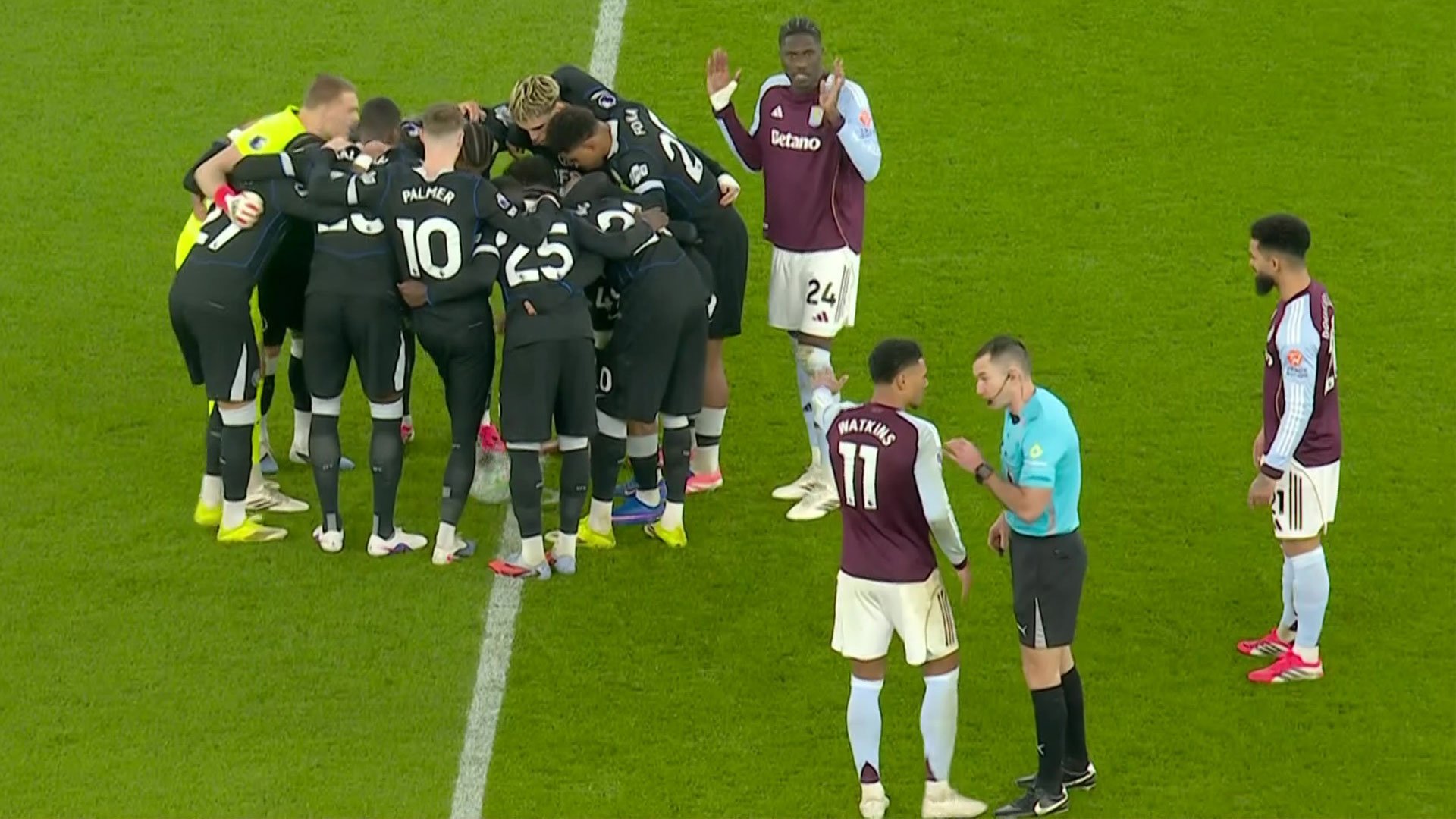 Tactică controversată într-un meci de fotbal din Premier League: Chelsea disturbă reluarea meciului cu o garde complicată Un incident nebănuit a avut loc în timpul partidei dintre Aston Villa și Chelsea, când o echipă oaspete a întâmpinat aparente dificultăți în reluarea jocului, după pauză