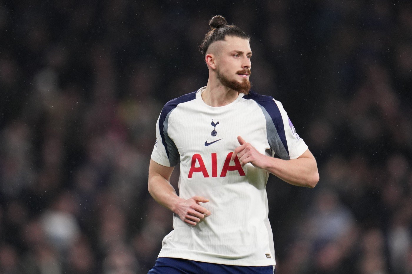 Radu Drăgușin, titular indiscutabil în echipa Tottenham Hotspur, va absenta din meciul cu Crystal Palace, programat în această seară de la ora 22:00, în cadrul etapei a 30-a din Premier League