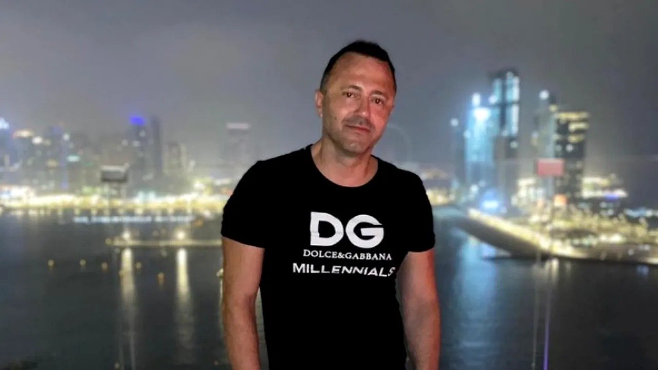 Rezoluție în cazul moartea lui Adrian Kreiner: schimbare de paradigmă în procesul judiciar Tensiunea din sala de judecată a Tribunalului Alba capătă noi dimensiuni odată cu încercarea avocaților apărării de a răsturna declarațiile și ipotezele principale legate de moartea controversată a milionarului Adrian Kreiner