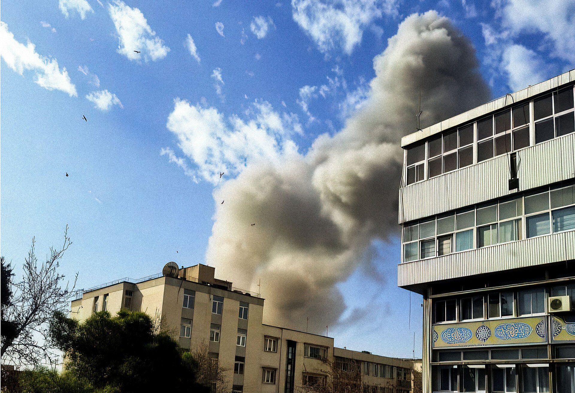 Disperare pentru un sportiv iranian stabilit la Cluj, departe de familia sa, pe fondul escaladării conflictului din Orientul Mijlociu În inima Transilvaniei, un sportiv iranian trăiește clipe de tensiune și incertitudine, departe de familia sa aflată în apropierea teatrului de război din Iran