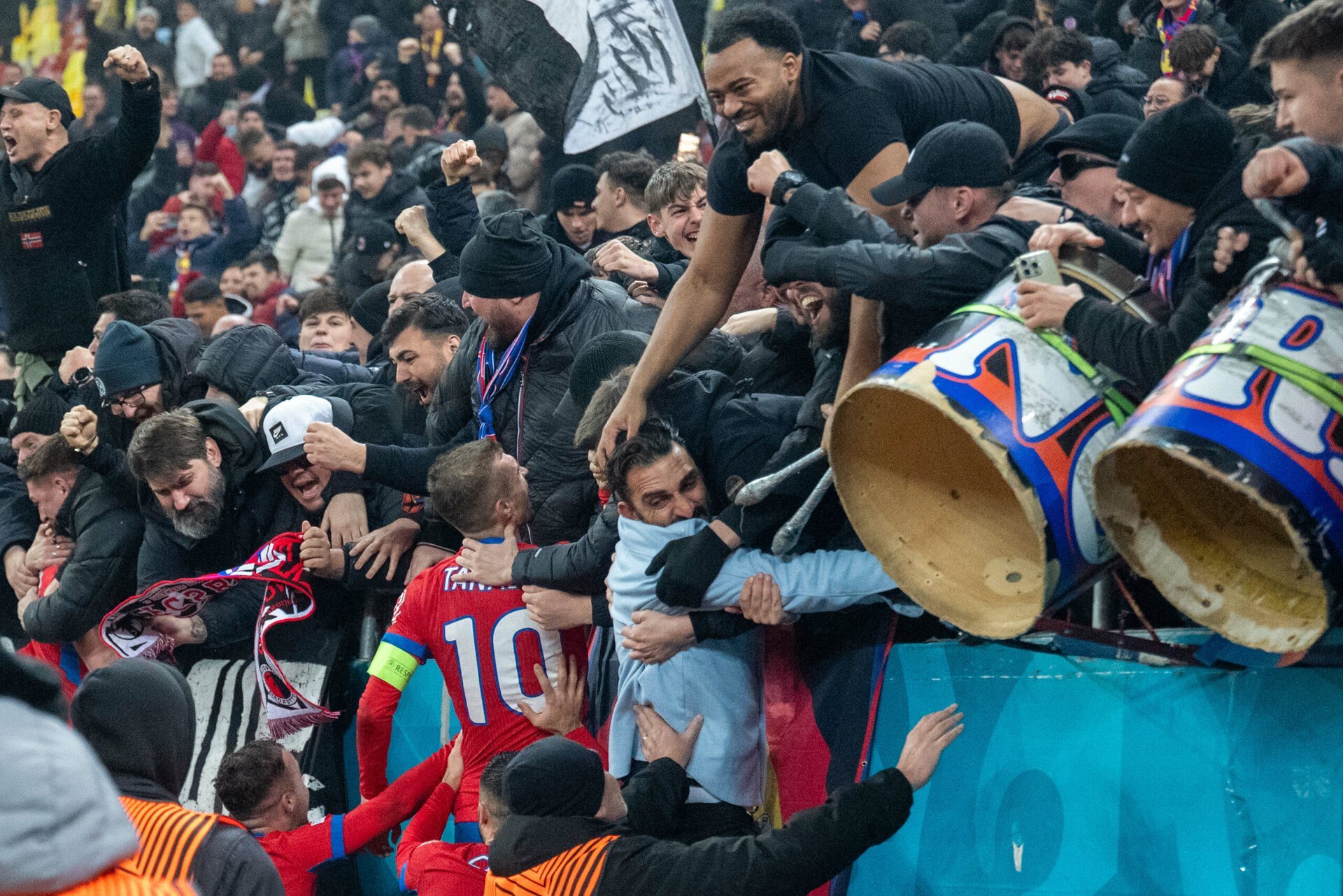 FCSB pleacă favorită în lupta pentru calificarea în play-off-ul și barajul pentru Conference League, dar spectacolul se anunță tensionat din cauza restricțiilor de public După încheierea sezonului regulat, FCSB se află într-o poziție favorabilă pentru a avansa în play-off și, eventual, pentru a-și asigura prezența în barajul pentru Conference League