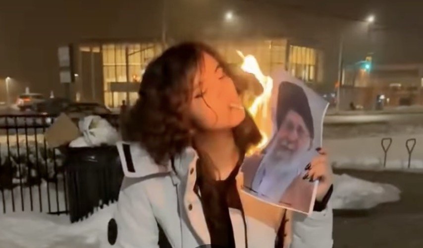 Iraniile sfidează regimul: femeile protestează în stradă, în timp ce lumea occidentală pare absentă În toiul unei revolte neașteptate, femeile din Iran au ieșit din nou în stradă pentru a-și apăra drepturile fundamentale, sfidând cu curaj regimul islamic care le-a subjugat și brutalizat de mai bine de trei decenii