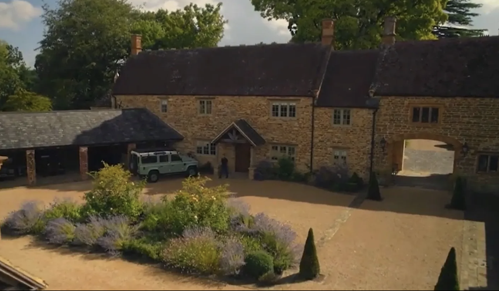 Christian Horner, fostul director al echipei de Formula 1 Red Bull Racing și soț al vedetei pop Geri Halliwell, a devenit recent subiect de discuții nu doar pentru performanțele sportive sau pentru statutul de personalitate publică, ci și pentru o proprietate mică, dar impresionantă, situată în inima zonei exclusiviste a Oxfordshire